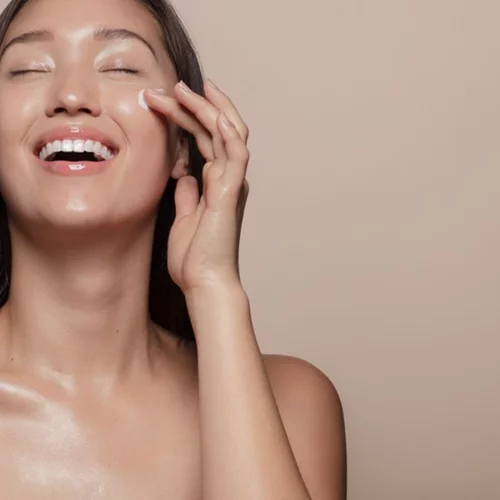 Dolphin Skin: η τάση στο μακιγιάζ που παραπέμπει στο λαμπερό δέρμα και έχει μεγάλη πέραση   